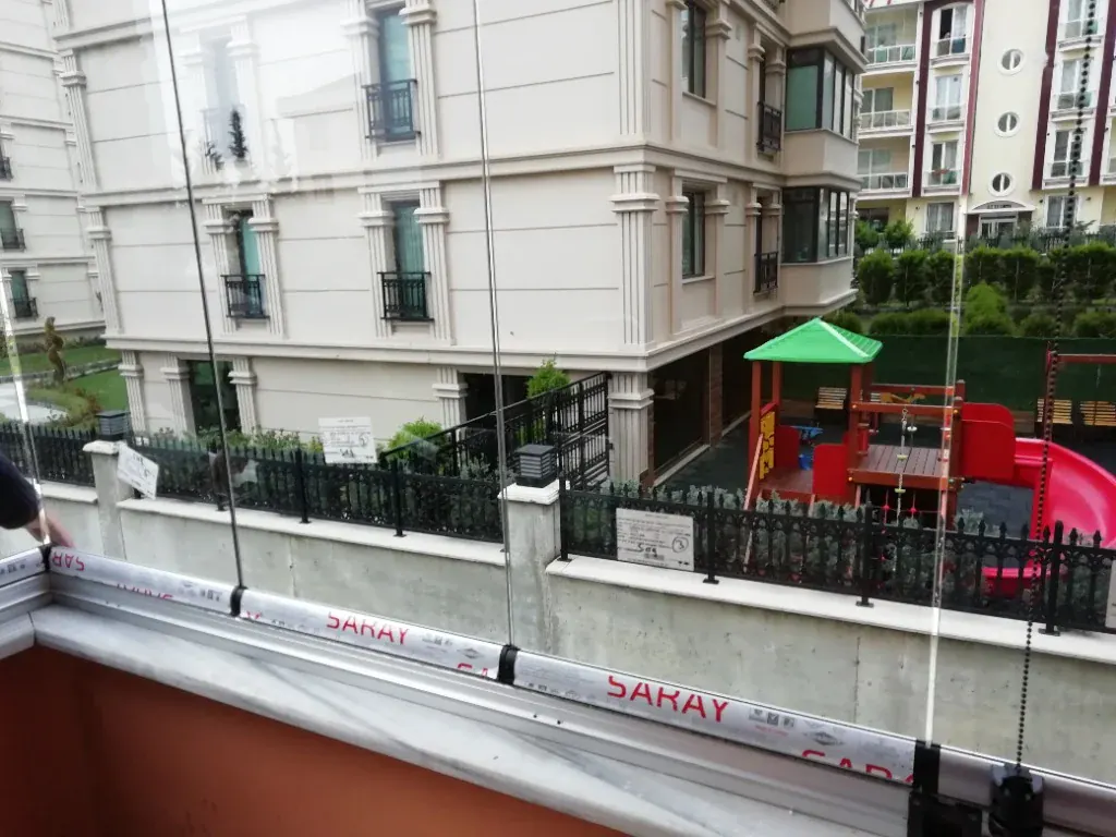 Bahçe Manzaralı - Giyotin Cam Sistemi - Cam Balkon Uygulaması